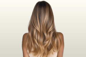 Coloration : Mèches et babylights caramel, doré, brun chaud / Highlights caramel, golden, luminous brown